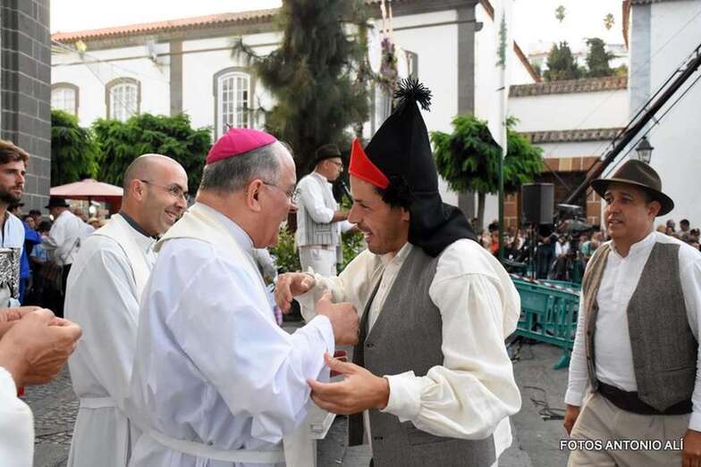 El obispo Francisco Cases saluda al alcalde de Telde durante la romería del Pino (Foto Antonio Alí)